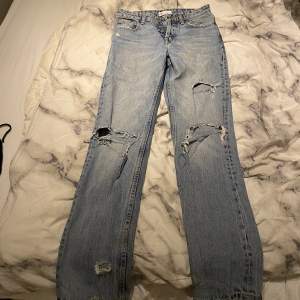 Mid/low waist jeans från zara i storlek 34. Säljer då dom tyvärr blivit försmå🩷🩷