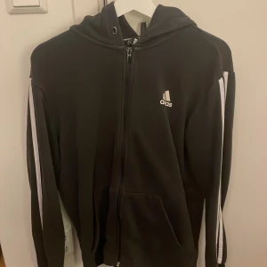 Adidas kofta  - Säljer min adidas kofta har haft den länge och har inte använt den ser bra ut 