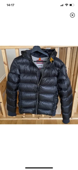 Svart Parajumpers jacka sheen - Tja! Säljer nu min Parajumpers jacka. Modellen heter Pharrell Sheen. Köpt på NK i göteborg för 2 år sen för 6000kr. Skick 9,5/10. Känns som ny. Storlek: Y-L, passar S Nypris: 6000kr. Kontakta mig för fler bilder eller info!