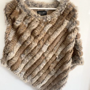 HOLLIES Pälsponcho - Fin och skön äkta Pälsponcho från HOLLIES STOCKHOLM. I nyskick.  Storlek S.  Nypris 1300kr 