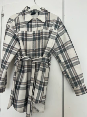 Schacket Kappa - Skonsamt använd, jätte fin både öppen och knuten. Speciellt om man gillar det oversized.  Finns lite knottror på insidan förmodligen av kläder (se bild) men inget som påverkar jackans utseende.