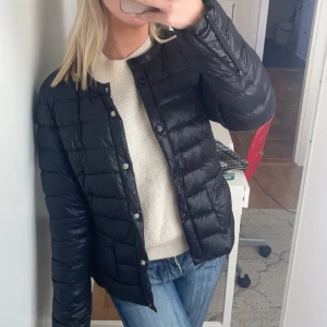 Jacka - Säljer denna dunjackan från Holly & White. Påminner lite om uniqlo jackan eller Herno jackan. Knappt använd och därför säljer jag💕