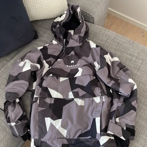 Montec Snowboard jacka Dune artic camo - Säljer 1 snowboard/skidjacka Dune från Montec i strlk S herr. Toppenskick förrutom 1 st liten reva på ena armen.