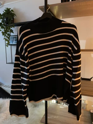 Randig stickad tröja - En jättefin höstig randig tröja med krage. Den är lite oversized. Köpt för ett år sen! Supersöt men kommer inte till användning😙😙💕