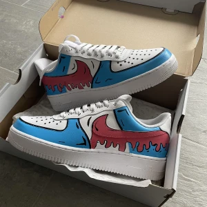 NYA Custom Air force 1 43 - Vi har fyllt upp lagret med ett par nya air force 1 Custom ”bloody drip”. Finns i 43🎨🖌️ Vi finns på alla plattformar, skicka DM vid intresse. Målar även andra skor efter beställning✅🚛 Spårbar PostNord eller Instabox leverans