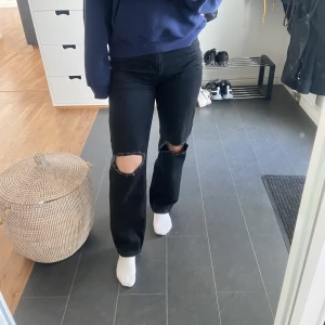 Svarta jeans  - Svarta jeans med hål på knäna, är i bra skick💞