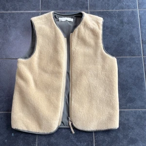 Arket fleece bäst  - Fleece väst från arket, använd få gånger. Storlek M 