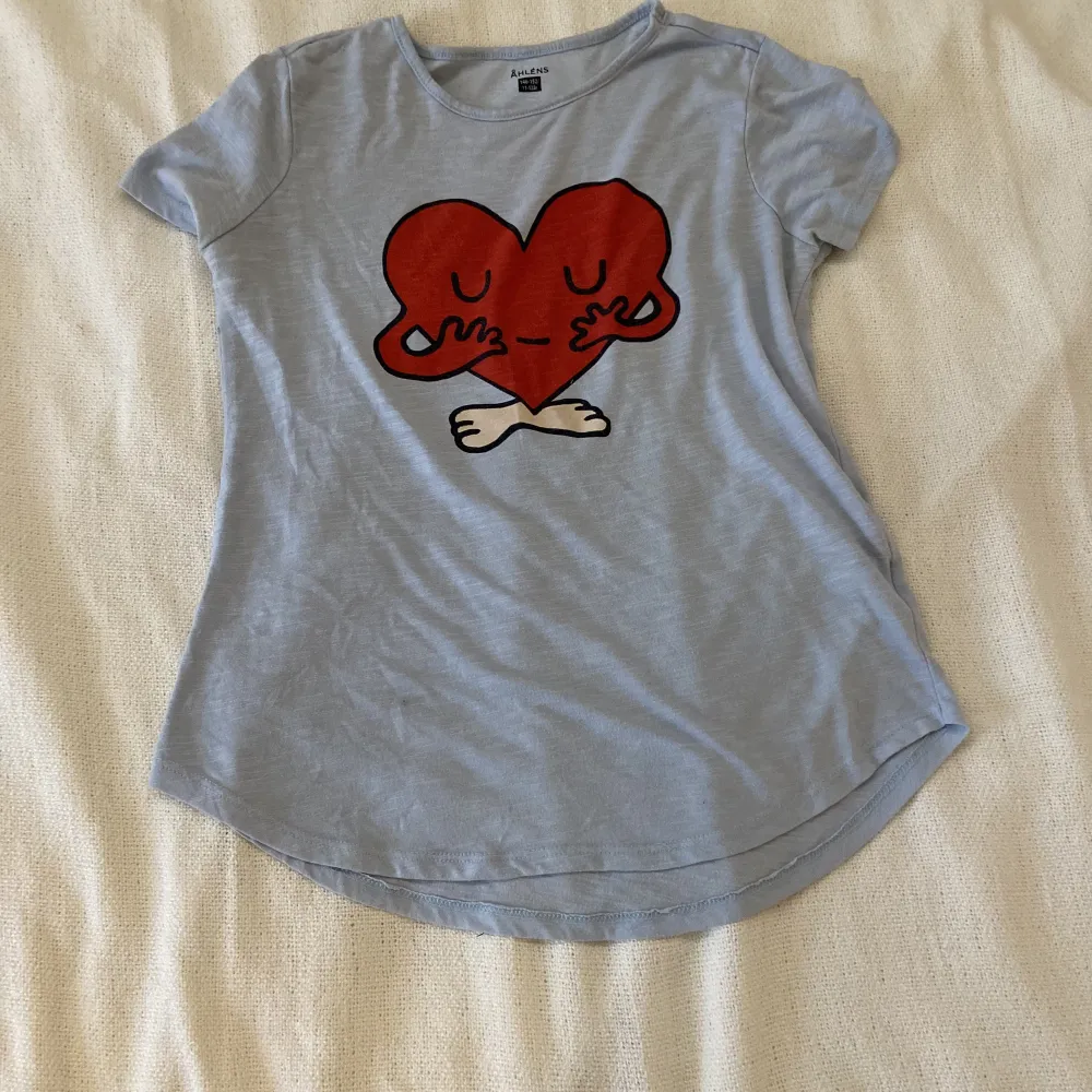 En hjärt t-shirt från Åhléns ⭐️. T-shirts.