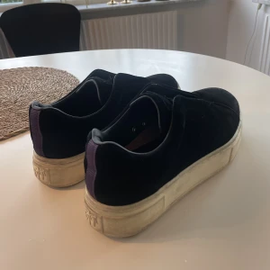 Eytys sneakers - Väl använda sneakers i modellen doja suede black, men fortfarande väldigt fina och bekväma💓inköpspris 2500kr 