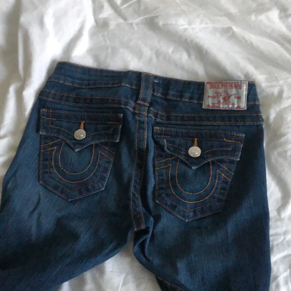 Jag använt dom typ 1 gång för dem var förstora 74 midjemått och 77 längdmått 💕 köpte för 750. Jeans & Byxor.