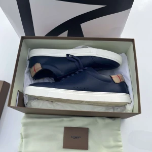 Burberry skor - Säljer mina Burberry skor i modellen Robin! Det är storlek 45 och är i fint skick som är köpta från NK för 6400 kr. Kvitto och allt tillkommer vid köpet