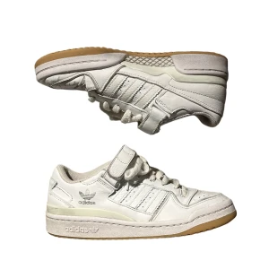 coola adidas forums - säljer dessa asnygga adidas skor som jag säljer pga att de är för små för mig.  köpte de förra året hos jd för ca 550kr. skorna är i använt skick, defekter förekommer. om du har frågor så är det bara att kontakta mig.