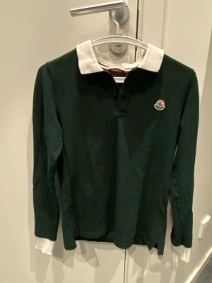 Moncler piké  - Säljer min pike från moncler, använd få gånger väldigt fint skick. Står att den är 164/14 år men jag kan ha den som har xs. Kan gå ner i snabb affär. Självklar äkta.