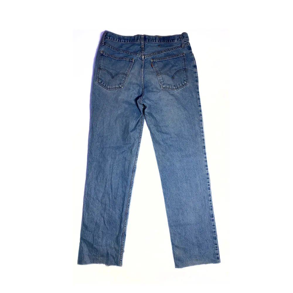 Size: 35/32. Ljusare blå. Condition: vintage. Alla jeans är uppmätta av oss! Har ni frågor eller funderingar är det bara slide DM, tveka inte!. Jeans & Byxor.