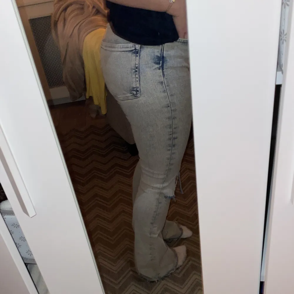 Hej! Säljer dessa dessa blåa bootcut jeans ifrån Bikbok, köpta för ca 2 år sedan! Storlek 36 och funkar på mig som är en s/m💖. Jeans & Byxor.