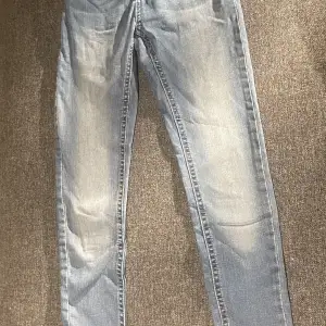 Skinny jeans storlek 140 ifrån Lindex 