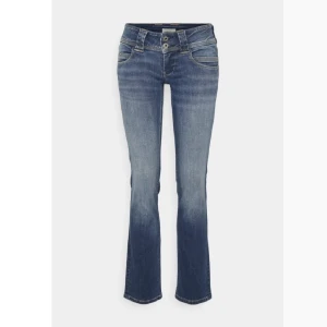 Pepe jeans - Säljer mina fina och trendiga pepe jeans då de är för stora. Lågmidjade och bootcut❤️‍🔥 inköpspris 1000 kr, pris kan diskuteras. Tveka inte att skriva om du har frågor!