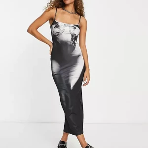 Midi dress - Midi dress med digital print från Bershka. Stl XS men passar S med. Pris kan diskuteras!!