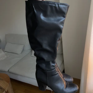 Stövlar - Svarta slouchy boots köpta på asos. Fint skick 
