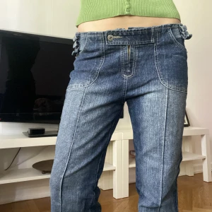 Lågmidjade jeans - Skit nice lågmidjade jeans som är bootcut! Så snygga detaljer, jag har klippt de kortare nertill