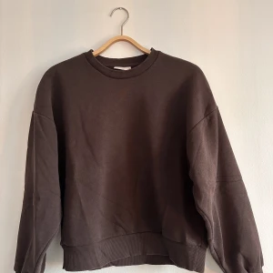 Brun collegetröja Gina Tricot - Perfekt brun collegetröja 