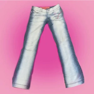 low waisted jeans  - dom ser rätt så raka ut på bilden men dom är mer utsvängda på. dom sitter typ 12cm för långt på mig (jage 157) så skulle passa perfekt på nån 168-170 tror jag. be om fler bilder via intresse och skriv om ni har frågor osv 