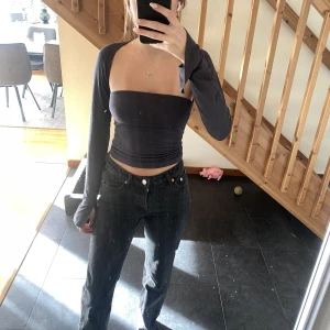 Jeans - Säljer ytligare ett par weekday jeans då de är för små för mig. Super fina och passar till allt. Fint skick💗💗. Nypris 590kr.