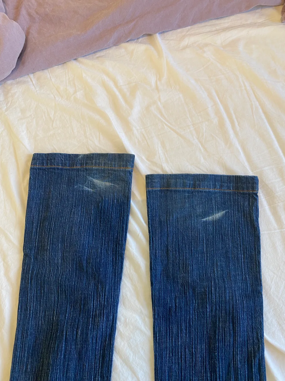 Low rise jeans from Brandy Melville. They are dark blue. On the second picture you can see the mark they have, at the end of the jeans. I’m 162cm so they were a bit too long for me.  The jeans are one size, I’m size 36/38 (S/M) and they fit me perfectly.. Jeans & Byxor.