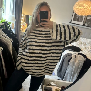 Stickad tröja - Säljer denna stickade tröjan från Gina Tricot, den är knappt använd så i jätte fint skick. Oversized 💕💕💕