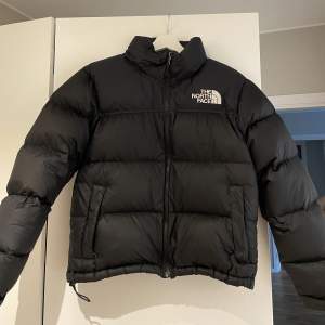 The North Face  1996 RETRO JACKET Dunjacka- vinterjacka  Säljer pågrund av att den inte kommer till användning! I jätte gott skick och sitter super bra!😊