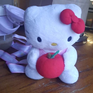Liten gosedjur hello kitty - Fint skick - ca 22cm hög