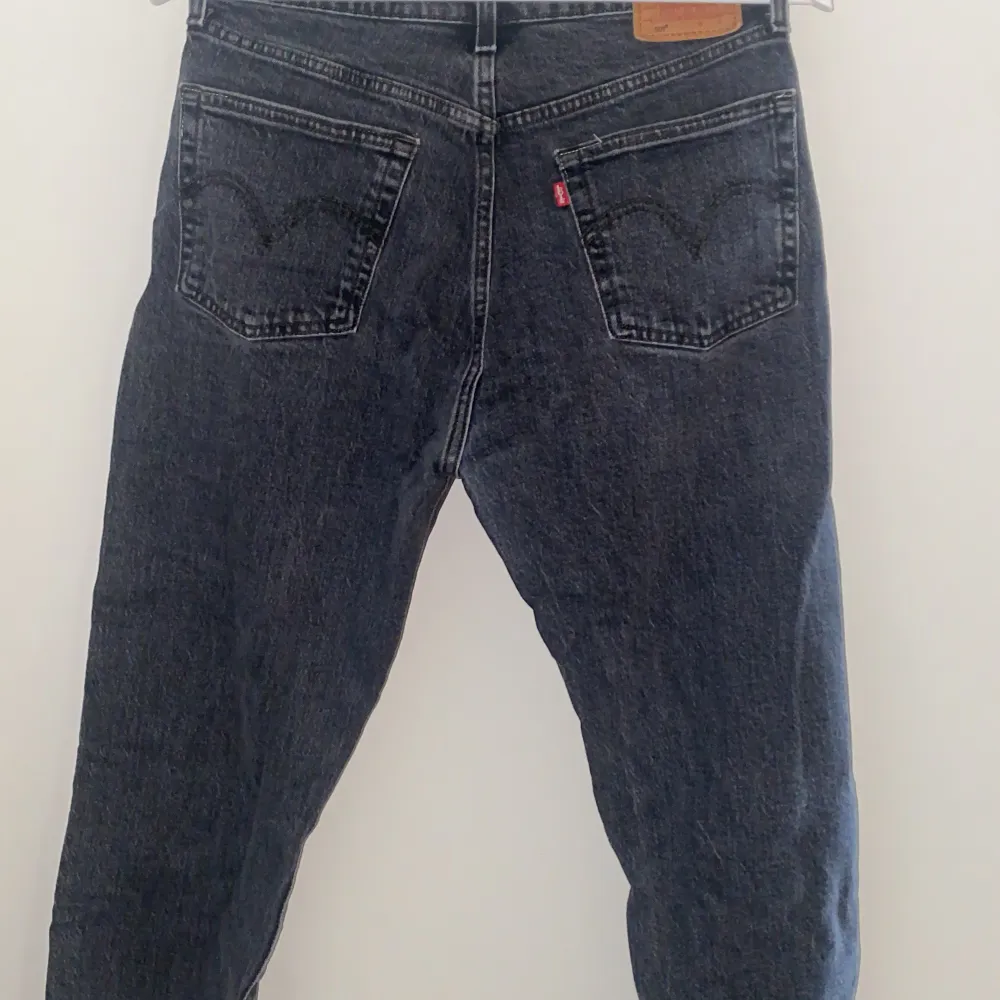 Super fina Levis jeans i bra skick! . Jeans & Byxor.