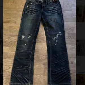 Lågmidjade bootcut jeans  - Så coola lågmidjade bootcut jeans med fina detaljer. Midjemått:36 cm, innerbenslängd 77cm❤️‍🔥❤️‍🔥