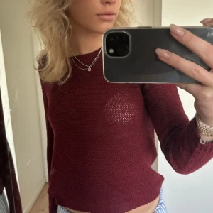 Stickad tröja - Så fin vinröd grovstickad tröja från myhailys i storlek S. ❤️