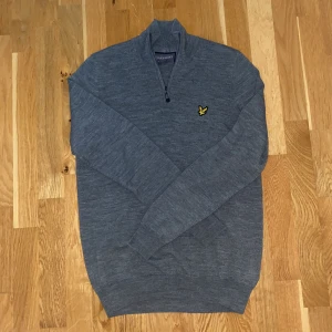 Lyle & Scott Half Zip - Säljer min snygga Lyle & Scott Half zip i stickat material. Tröjan är i fint skick och har inga fläckar elr liknande.