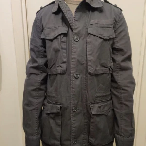 Overshirt - Hej jag säljer en overshirt jag fick i present. Säljer för den var för stor för mig. Nypris 899, mitt pris 250. Passar perfekt nu till hösten/vintern. Storlek S och inga defekter. 