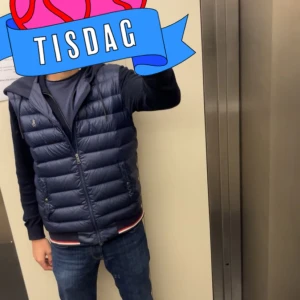 Ralph lauren väst - En väst med luva lite för stor för mig därför jag säljer den