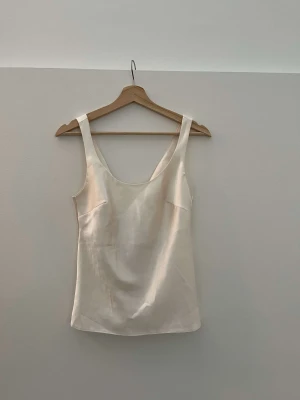 Asos topp  - Vit topp från Asos. Trendig och stilren. Hör av er vid frågor! 