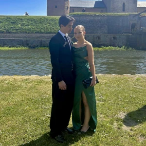 Grön balklänning - En grön balklänning med öppen rygg. Använd endast en gång. I storlek 34 från bubbleroom. Säljer för 250kr. Kan skicka fler bilder vid intresse💚