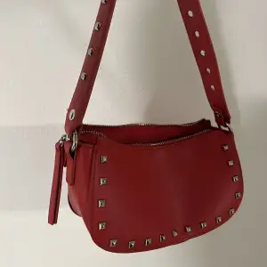 Cool röd handväska