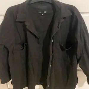 En svart jacka som är tunn perfekt att ha på sommaren och den är lite oversize
