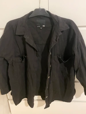 Jacka - En svart jacka som är tunn perfekt att ha på sommaren och den är lite oversize