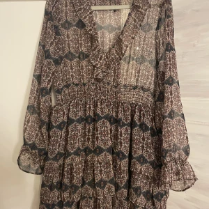 Mönstrad klänning från zara - Jättefin mönstrad klänning från zara använd fåtal gånger och köpt här på Plick. Säljer då plagget är för kort på mig.