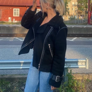 vinterjacka/höst - Säljer min vinterjacka ifrån Zara 💓 Använd 1 vinter men finns inge större slitage på den, köpt för 899kr, lägre pris vid snabb affär