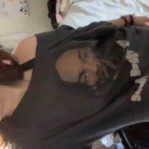 Snoop doggy dogg  - Blå/svart off-sholder T-shirt