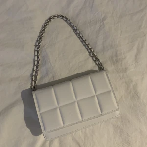 Vit väska - Oanvänd, jättefin, säljer den då det inte är min stil. Bandet går att göra långt och kort🤍