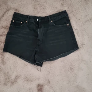 Jeans short - Storlek 36 Stora i benen  Aldrig använda 