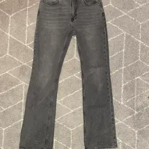 Flare jeans i bra skick. Sparsamt använda, säljer för att jag har för många byxor. Köpare står för frakten. Sänkt pris från 350kr.