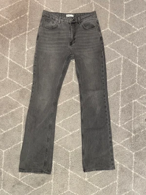 Gina Tricot jeans  - Flare jeans i bra skick. Sparsamt använda, säljer för att jag har för många byxor. Köpare står för frakten. Sänkt pris från 350kr.