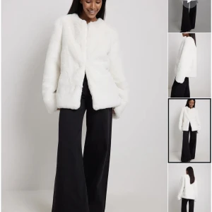 Pälsjacka  - ✨INTRESSEKOLL!!✨vit pälsjacka från Lovisa Barkmans kollektion med Nakd. Använde fåtal gånger förra vintern. 